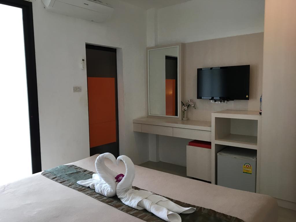 Phuthara Hostel Пхукет Экстерьер фото