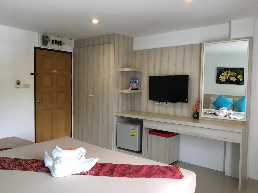 Phuthara Hostel Пхукет Экстерьер фото