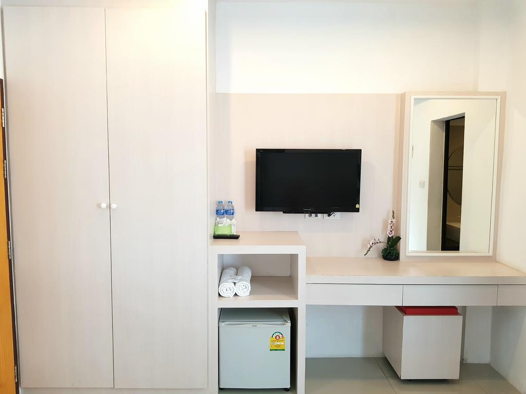Phuthara Hostel Пхукет Экстерьер фото