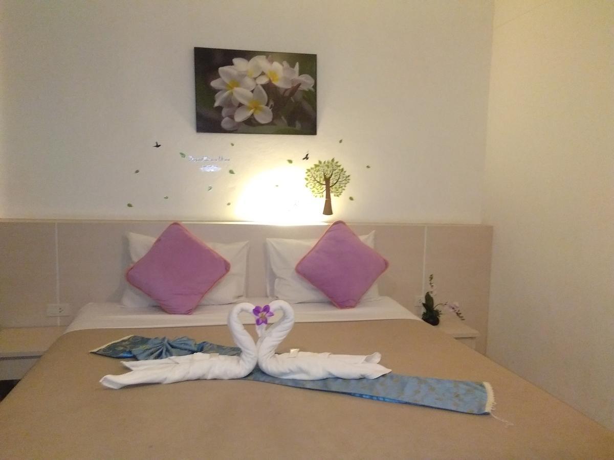 Phuthara Hostel Пхукет Экстерьер фото