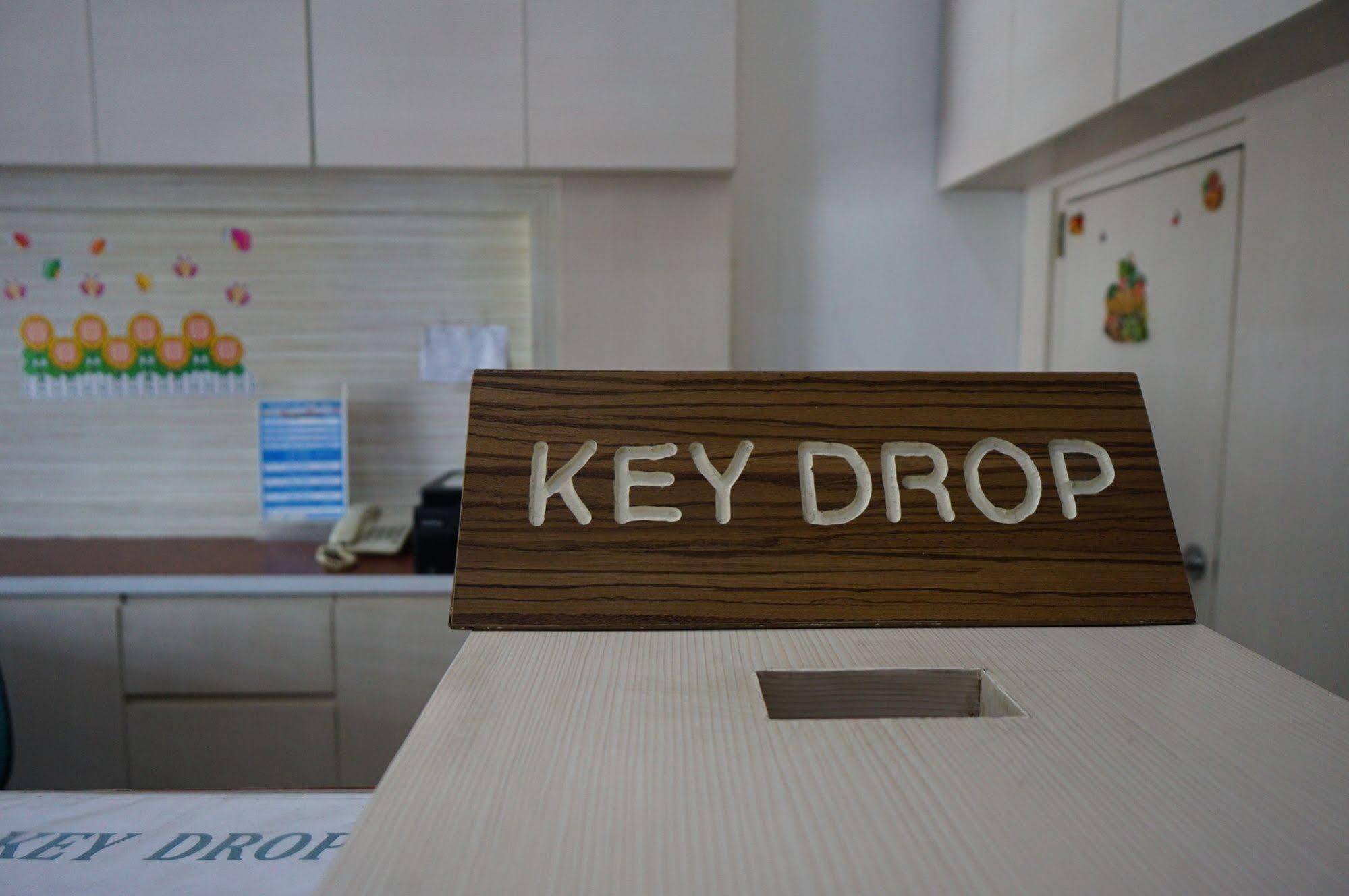 Phuthara Hostel Пхукет Экстерьер фото