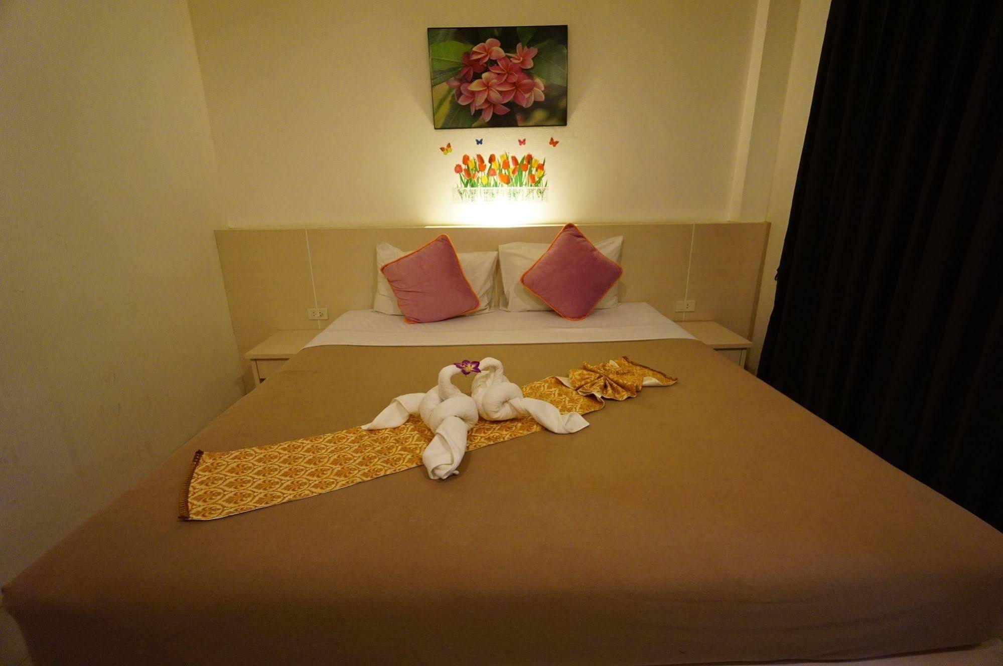 Phuthara Hostel Пхукет Экстерьер фото