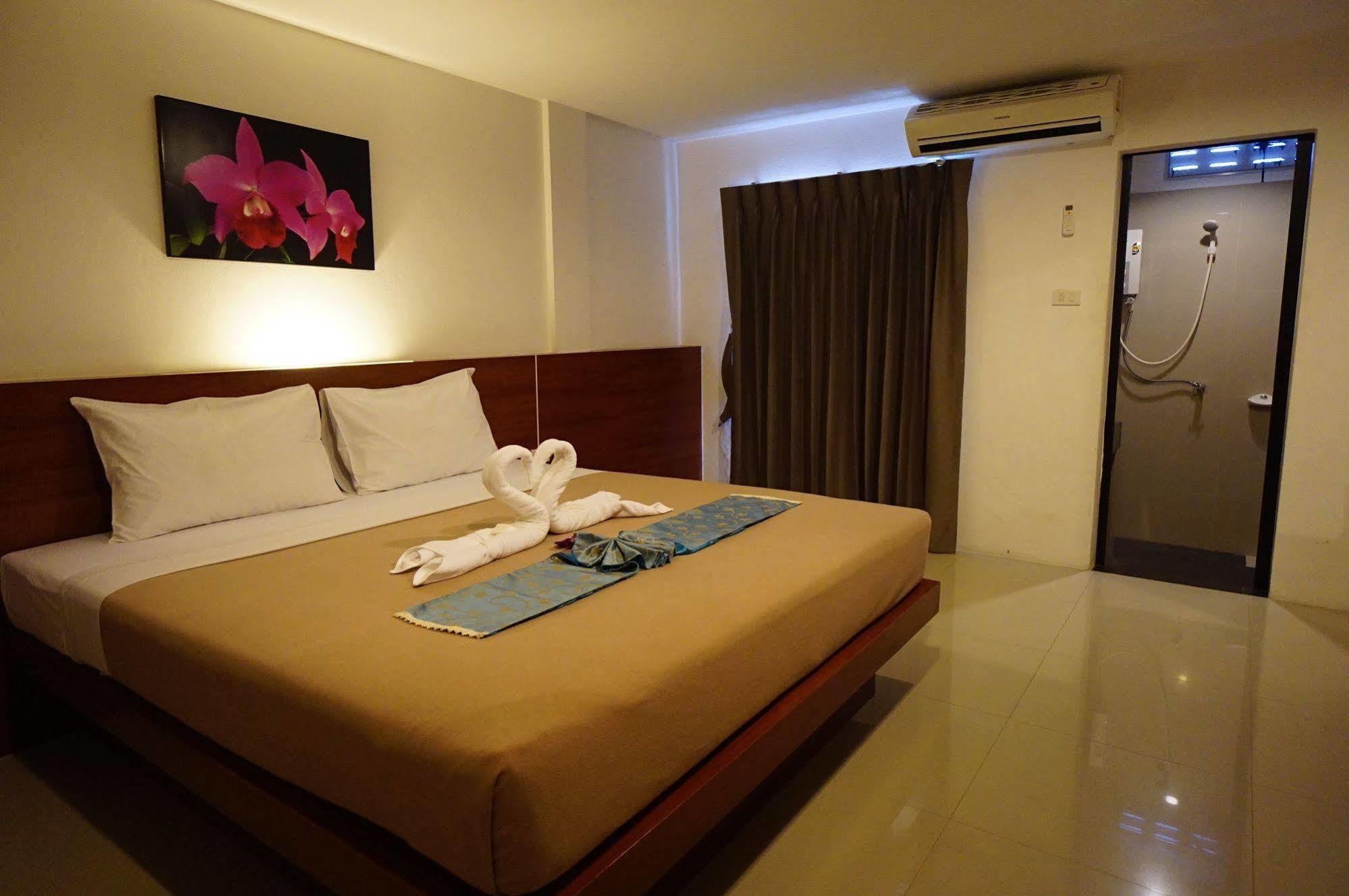 Phuthara Hostel Пхукет Экстерьер фото
